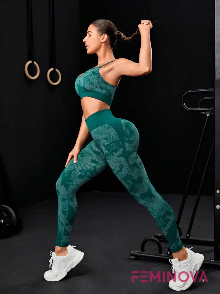 Conjunto Fitness Bordô com Estampa Camuflada e Top Cruzado