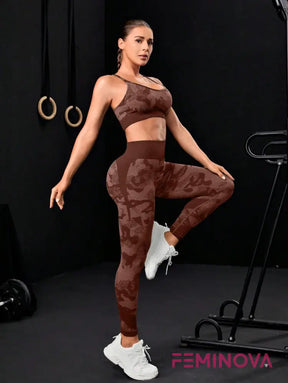 Conjunto Fitness Bordô com Estampa Camuflada e Top Cruzado