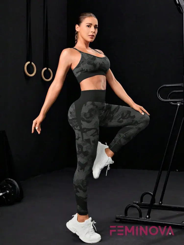 Conjunto Fitness Bordô com Estampa Camuflada e Top Cruzado