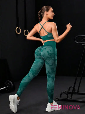 Conjunto Fitness Bordô com Estampa Camuflada e Top Cruzado Verde / PP