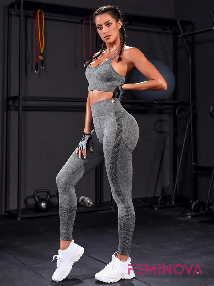 Conjunto Fitness com Top de Alças Cruzadas e Legging